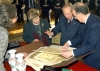 Il Presidente Ciampi con la moglie Franca osservano i "Monumenta Cartographica" del Portogallo, illustrate dai coniugi Sampaio, durante il tradizionale scambio di doni