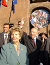 Il Presidente Ciampi, con la moglie Franca, risponde al saluto dei cittadini presenti all'uscita dal Castello Estense