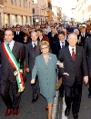 Il Presidente Ciampi, in compagnia della moglie Franca e del Sindaco della citt&#224; Gaetano Sateriale, durante la breve passeggiata di trasferimento alla  sede della Cassa di Risparmio