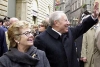 Il Presidente Ciampi e la moglie Franca salutano i presenti all'uscita dell'Universit&#224; degli Studi di Siena