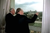 Il Presidente Ciampi e il Gran Maestro Fr&#224; Andrew Bertie osservano il panorama di Roma.