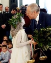 Il Presidente Ciampi con una bambina dell'Istituto Comprensorio &quot;Ciaccio Montalto&quot; al termine di una rappresentazione scolastica.