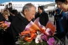 Il Presidente Ciampi, accompagnato dalla moglie Franca, al suo arrivo all'aeroporto della capitale cinese.