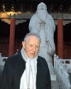 Il Presidente Ciampi, davanti ala statua del filosofo Confucio, durante la visita al Tempio.