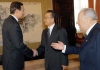 Il Presidente Ciampi, accompagnato dal Ministro degli Affari Esteri Gianfranco Fini, accolti, alla Residenza di Zhongnahai, dal Primo Ministro cinese Wen Jiabao.