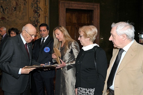 Il Presidente Giorgio Napolitano con una rappresentanza di familiari di vittime del terrorismo  in occasione della cerimonia del Giorno della Memoria | Palazzo del Quirinale 09/05/2011
