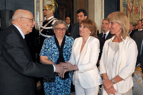 Il Presidente Giorgio Napolitano con alcuni familiari di vittime del terrorismo nel corso della cerimonia del Giorno della Memoria . | Palazzo del Quirinale 09/05/2011
