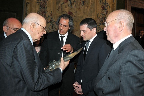 Il Presidente Giorgio Napolitano riceve la stele realizzata da Antonio di Campli in onore del magistrato Mario Amato. | Palazzo del Quirinale 09/05/2011