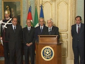 Il Segretario Generale della Presidenza della Repubblica, Donato Marra legge il comunicato di dimissioni del Presidente del Consiglio Silvio Berlusconi.