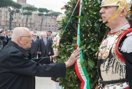 Il Presidente Giorgio Napolitano nel corso della deposizione di una corona d'alloro all'Altare della Patria