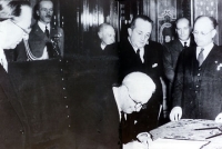 Roma, 27 dicembre 1947 (Palazzo Giustiniani) Enrico De Nicola firma l'atto di promulgazione della Costituzione della Repubblica Italiana.