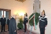 Il Presidente della Repubblica Giorgio Napolitano depone una corona d'alloro sulla lapide dei Caduti del Quirinale