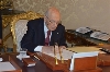 Il Presidente Napolitano firma l'atto di dimissioni dalla carica