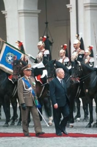 Cerimonia di insediamento del Presidente della Repubblica Carlo Azeglio Ciampi -
Passaggio in rassegna nel Cortile d'Onore del Palazzo del Quirinale.