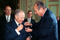 Visita nella Repubblica Francese - Il Presidente Jacques Chirac appone la "rosetta" della Gran Croce della Legion D'Onore al Presidente Ciampi.