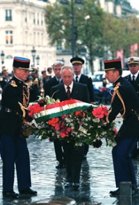 Visita nella Repubblica Francese - Il Presidente Ciampi rende omaggio al Sacello del Milite Ingoto all'Arco di Trionfo.
