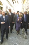 Il Presidente della Repubblica e la Signora Ciampi passeggiano per il centro di Macerata.