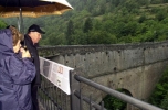 Il Presidente Ciampi e la moglie Franca Pilla osservano il ponte D'Aè,di origine romana,durante il  soggiorno estivo in Valle d'Aosta.