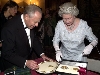 S.M. la Regina Elisabetta II conferisce al Presidente Ciampi la più alta onorificenza britannica (l'Ordine del Bagno) destinata ai Capi di Stato.