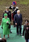 S.M. la Regina Elisabetta II e il Presidente della Repubblica Carlo Azeglio Ciampi al termine del Carosello Storico del Gruppo Squadrone Carabinieri a cavallo.