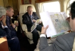 Il Presidente della Repubblica Carlo Azeglio Ciampi con  il Ministro dell'Interno Enzo Bianco, il Presidente della Regione Piemonte Enzo Ghigo e il Consigliere per gli Affari Interni Alberto Ruffo, durante il volo in elicottero sulle zone alluvionate del Piemonte e della Valle d'Aosta.