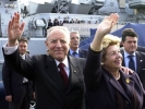  Il Presidente Ciampi e la moglie Franca rispondono al saluto dei cittadini messinesi al loro arrivo nella città siciliana.