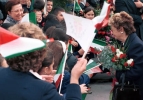  La signora Franca Pilla Ciampi risponde al saluto caloroso dei cittadini messinesi.