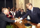  Il Presidente Ciampi saluta, al termine della cerimonia di commemorazione dello Statista Gaetano Martino, il Presidente del Comitato Promotore delle celebrazioni del Centenario Francesco Paolo Fulci.