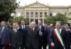  Il Presidente Ciampi accompagnato dal Sindaco Salvatore Leonardi, dal Presidente della Provincia Giuseppe Buzzanca, dal Presidente della Regione Sicilia Vincenzo Leanza, lascia la Sede Comunale al termine dell'incontro con le Autorità cittadine e provinciali.