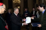 Il Presidente Ciampi con a fianco il Cardinale Piovanelli riceve una raccolta di firme per l'abolizione della pena di morte e la remissione del debito dei Paesi Poveri.
