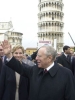 Il Presidente Ciampi con il Ministro dei Beni Culturali Giovanna Melandri, saluta i cittadini di Pisa al termine della visita ai cantieri per il restauro della Torre di Pisa.