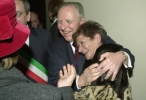 Il Presidente Ciampi abbraccia la Signora Elena nella cui casa Donna Franca venne presentata a Carlo Azeglio.