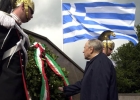  Il Presidente Ciampi depone una corona d'alloro al monumento in memoria dei Caduti italiani in località San Teodoro.