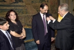 Il Presidente Ciampi consegna all'Astronauta Umberto Guidoni l'Onorificenza di Grande Ufficiale dell'Ordine al Merito della Repubblica Italiana. A sinistra la moglie ed il figlio dell'Astronauta.