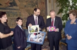 Il Presidente Ciampi con la moglie Franca insieme ad  Umberto Guidoni ed i suoi familiari, durante la cerimonia di consegna dell'Onorificenza di Grande Ufficiale dell'Ordine al Merito della Repubblica Italiana all'Astronauta che lo ha visto protagonista a bordo dello Shuttle nell'ultima missione spaziale. L'Astronauta italiano ha consegnato al Capo dello Stato lo Stendardo Presidenziale che ha portato con se nello Spazio.