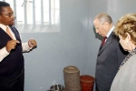 ll Presidente Ciampi insieme alla moglie Franca, all'interno della cella dove fu rinchiuso per 17 anni Nelson Mandela