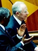 Il Presidente Ciampi al termine della sua allocuzione al Parlamento in seduta congiunta,viene applaudito dal Presidente Sudafricano Thabo Mbeki.