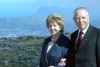 Il Presidente  Ciampi con la moglie Franca,  sullo sfondo la città Sudafricana