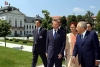Il Presidente Ciampi con il Sottosegretario agli Affari Esteri Baccini, al suo arrivo al Palazzo Presidenziale in compagnia del Presidente della Repubblica Slovacca Rudolf Schuster e della Signora Schusterova.