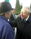 Il Presidente Ciampi dopo aver reso omaggio, nel cimitero di Marcinelle, alle vittime italiane dell'incidente minerario del "Bois du Cazier", saluta un ex minatore