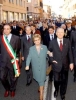 Il Presidente Ciampi, in compagnia della moglie Franca e del Sindaco della città Gaetano Sateriale, durante la breve passeggiata di trasferimento alla  sede della Cassa di Risparmio