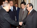 Il Presidente Ciampi accoglie,nel suo studio al Quirinale, H.E.Tamisuke Watanuki, Presidente della Camera giapponese.