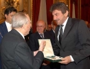 Il Presidente Ciampi con Gigi Proietti, insignito dell'onorificenza di Grande Ufficiale dell'O.M.R.I. in occasione della cerimonia al Quirinale per i candidati ai Premi David di Donatello.