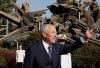Il Presidente Ciampi risponde al saluto della gente dopo aver reso omaggio al Monumento alla Resistenza.