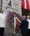 Il Presidente Ciampi rende omaggio alla lapide in memoria di Duccio Galimberti, in occasione della visita di due giorni nella città piemontese.