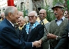 Il Presidente Ciampi saluta un gruppo di Veterani al suo arrivo in Prefettura.