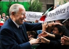 Il Presidente Ciampi tra gli studenti al suo arrivo in città.