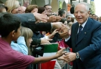 Il Presidente Ciampi accolto dai cittadini al suo arrivo in Prefettura.
