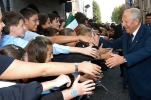 Il Presidente Ciampi salutato da giovani studenti al suo arrivo in città.