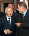 Il Presidente Ciampi con Javier Solana, Segretario Generale del Consiglio dell'Unione ed Alto Rappresentante al termine dell'incontro all'Ambasciata Italiana